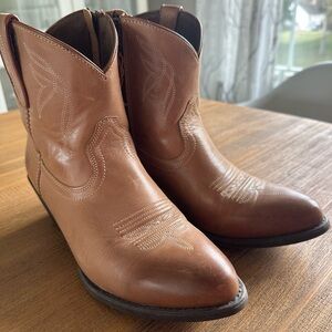 Sold Ariat Darlin Western Boots Size 9B Ankle Booties Side Zip Style 10017323